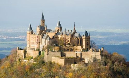 Đây là lâu đài đầu tiên của dòng họ Hohenzollern. Nhánh Phổ của họ Hohenzollern ảnh hưởng lớn đến lịch sử Đức. Từ một dòng họ bá tước nhỏ ở vùng Schwaben, họ đã vươn lên trở thành một thế lực lớn ở châu Âu. 