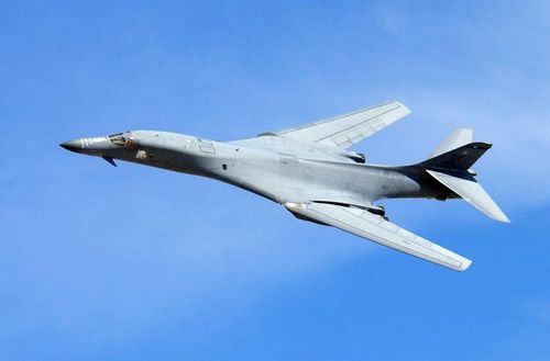  B-1B được trang bị 4 động cơ tuốc bin phản lực F101-GE-102 (lực đẩy khô với đốt tăng lực 136,92kN/chiếc) cho tốc độ bay tối đa 1.340km/h ở trần bay 15.000m. Về vũ khí, 6 giá treo trên ngoài cho phép mang 23 tấn, và 3 khoang bom trong thân mang được 34 tấn.
