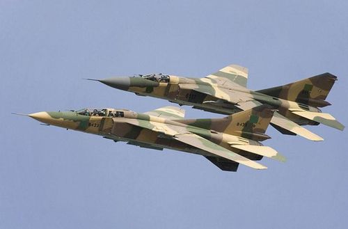  Nếu Mỹ có F-14A thì Liên Xô (Nga) có đại diện MiG-23 – mẫu tiêm kích đánh chặn cánh cụp cánh xòe do cục thiết kế Mikoyan-Gurevich phát triển từ những năm 1960. Thời điểm MiG-23 ra đời, nó được tích hợp nhiều công nghệ mới như radar mạnh hơn có khả năng look-down/shoot-down, có thể bắn tên lửa không đối không ngoài tầm nhìn (BVR). 