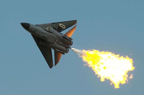  F-111 trang bị 2 động cơ phản lực quạt nén TF30-P-100 cho tốc độ tối đa 2.655km/h, tầm bay 5.190km. Nó có khả năng mang tới 14,3 tấn vũ khí (bom, tên lửa) trên 8 giá treo ở cánh và thân, một pháo M61 20mm trong thân. F-111 không được xuất khẩu rộng rãi, nó chỉ được bán cho Không quân Australia và hiện đã ngừng hoạt động từ năm 2010. 