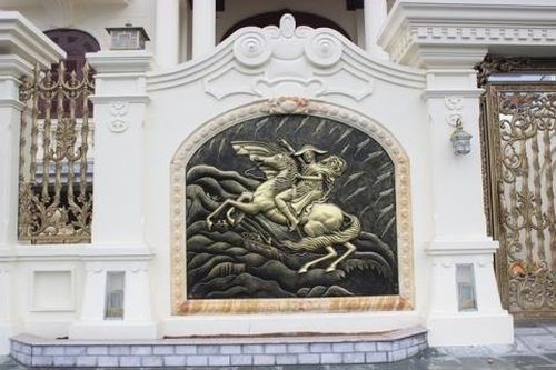 Những lâu đài nguy nga cùng với dãy nhà biệt thự khủng trên đường Vành đai bao biển Vịnh Hạ Long là tâm điểm chú ý của nhiều người, đặc biệt các đại gia lắm tiền nhiều của.
