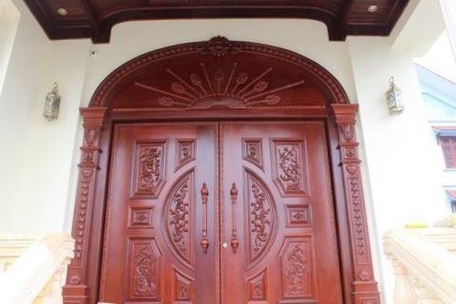Tường bao xung quanh hai tòa nhà được thiết kế với những bức tranh mạ đồng độc đáo. Nguyên hệ thống cây xanh và đặc biệt là hai cây ô liu được nhập khẩu cũng có giá khá cao.