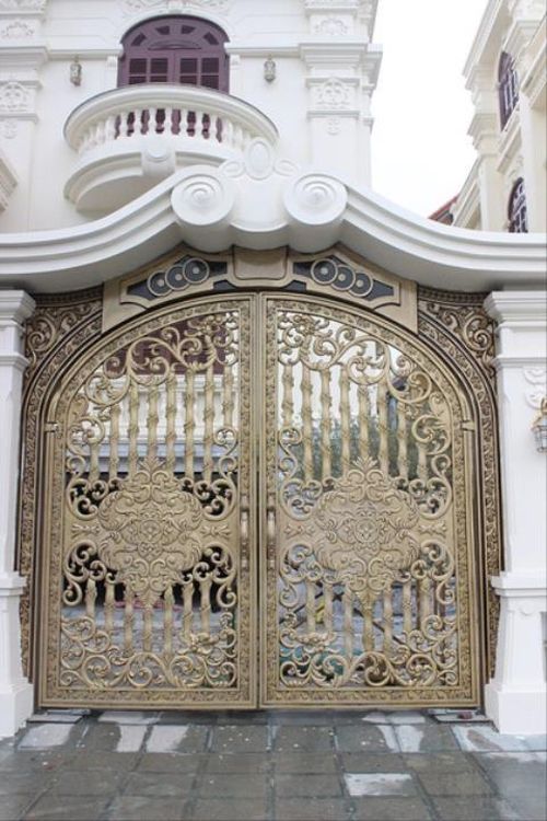 Hàng loạt biệt thự sang trọng cùng dãy nhà hàng khách sạn mọc lên có giá hàng chục, thậm chí cả trăm tỷ đồng, trong đó có cặp đôi biệt thự khủng được cho là của đại gia hoạt động trong lĩnh vực khoáng sản tại đây.