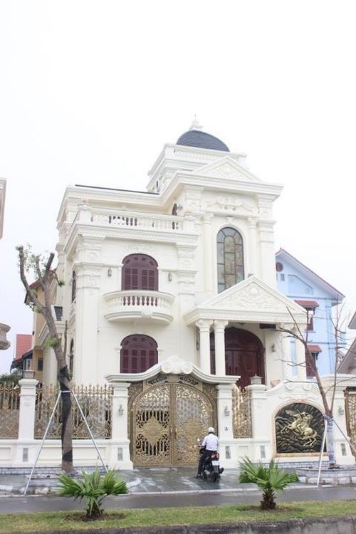 Khu vực vành đai bao biển tại TP.Hạ Long dài 5 km đang trở thành tâm điểm của giới bất động sản. Với vị trí nằm tại trung tâm toàn tỉnh, cộng thêm bao quanh một phần bở biển Vịnh Hạ Long, đất tại khu vực này nhanh chóng thành “đất vàng”, tập trung nhiều giới giàu có.