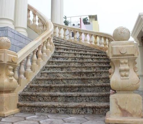 Cặp đôi biệt thự này được xây dựng trên diện tích đất hơn 600 m2, toàn bộ hệ thống cửa của ngôi biệt thự được làm từ gỗ lim, các đường nét, họa tiết của tòa nhà thiết kế và hoàn thiện một cách rất công phu. Hệ thống lan can và bậc thang được ốp đá nhập khẩu từ Phillipines.