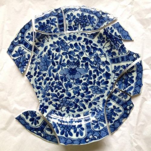 Các chuyên gia khảo cổ còn tìm thấy một số chén đĩa bằng sứ nhập khẩu từ Trung Quốc trong hố giặt giũ tại lâu đài Rathfarnham. Trong ảnh là chiếc đĩa sứ vẽ hoa văn màu xanh có từ thế kỷ 17.