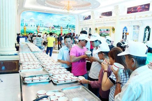  Ngay khi bước vào cổng lâu đài, du khách sẽ được mời thưởng thứ một bát cháo nóng, rất loãng. 