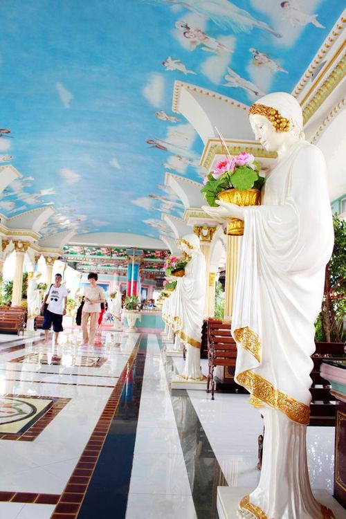 Không chỉ chú trọng đến từng đường nét trên các pho tượng, trần nhà cũng được chăm chút với những thảm hoa nhiều màu sắc hay các thiên thần đang nhảy múa. 
