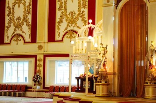 Lâu đài thứ hai trong quần thể này có thiết kế và trang trí mang đậm kiến trúc châu Âu sang trọng và tinh xảo. 