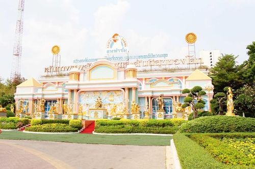 Một trong những đền thờ bạn sẽ gặp khi di chuyển bằng xe khách trong khuôn viên lâu đài. 