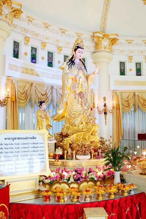  Trong lúc viếng thăm tầng cao nhất của lâu đài, bạn đừng quên ghé chính điện, nơi thờ Quan Âm Bồ Tát. 