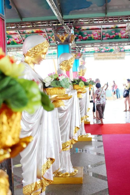  Tầng 6 với những pho tượng La Mã cổ đại mang hơi hướng Phật giáo Thái Lan là điểm đến đầu tiên của du khách trong lâu đài. 