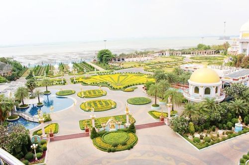 Từ vị trí này, bạn cũng có thể thu vào tầm mắt một góc lâu đài. 