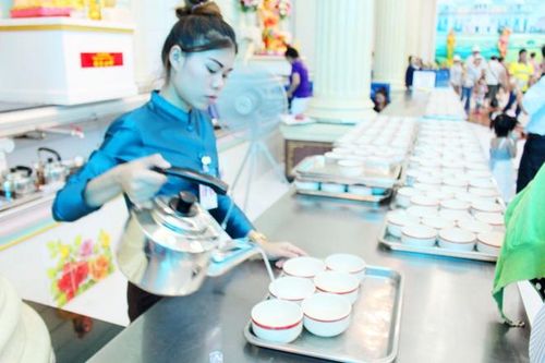 Nhân viên rót cháo từ ấm. Hướng dẫn viên du lịch cho biết, chính sách mời cháo này là để trả một phần tiền vé cho khách tham quan. 