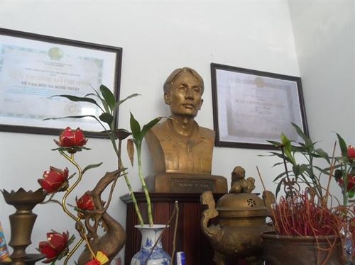 Bức tượng nhà văn Nam Cao trong nhà lưu niệm ông.