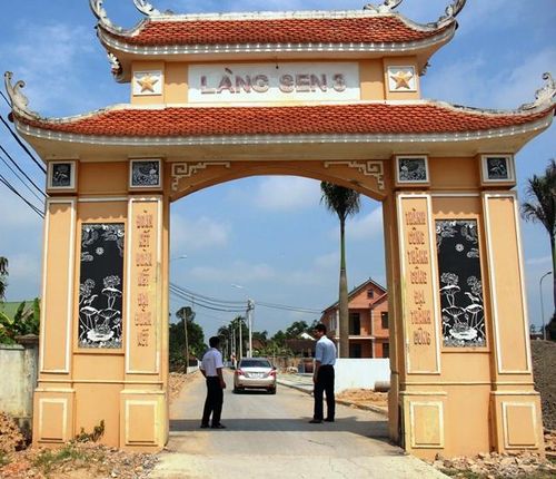 Nhiều tuyến đường liên thôn, liên xã ở huyện Nam Ðàn được bê-tông hóa, góp phần làm thay đổi diện mạo vùng quê này. Trong ảnh: Ðường vào Làng Sen 3, xã Kim Liên.