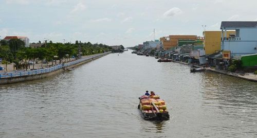 * Bờ kè chống sạt lở ở thị trấn Phước Long là công trình trọng điểm của huyện Phước Long.