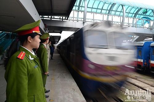 Những chuyến tàu vào ga, chuẩn bị đón khách. Hôm nay đã là 28 Tết (tức 29 Tết vì tháng thiếu). Có không ít hành khách sẽ phải đón Giao thừa trên tàu