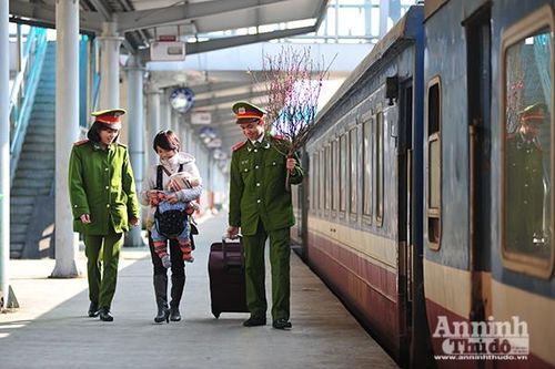 Lực lượng Công an Hà Nội không chỉ ứng trực đảm bảo an ninh trật tự tại các nhà ga, bến xe mà còn sẵn sàng giúp đỡ người dân từ việc hướng dẫn đường đi đến xách hộ hành lý. Khoảnh khắc thật đẹp trong những ngày cuối năm.