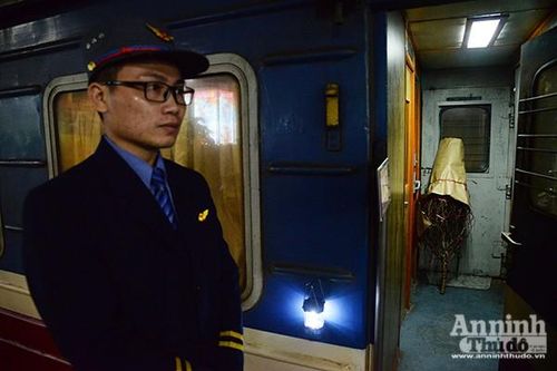 Những cành đào được bó gọn đặt ở giữa hai toa tàu. Những chuyến tàu cuối năm có lẽ là những chuyến tàu đặc biệt khi chở cả mùa Xuân và bao hy vọng trong năm mới.