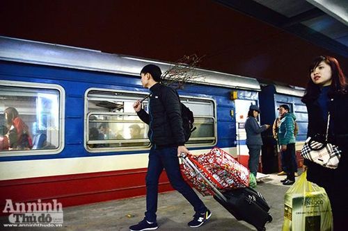 Rất nhiều người do công việc nên mới rời Hà Nội về quê những ngày này