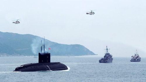 Tàu ngầm Kilo và trực thăng săn ngầm của hải quân Việt Nam trên vịnh Cam Ranh