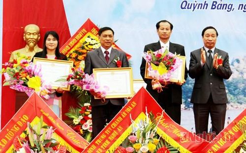 Trao bằng khen của Chủ tịch UBND tỉnh cho các tập thể, cá nhân đã có thành tích xuất sắc trong phong trào xây dựng NTM.