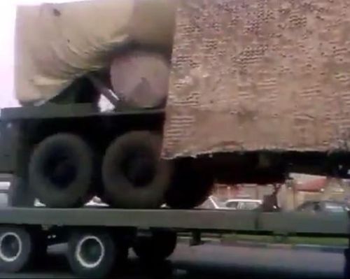 Xe chở thiết bị được cho là của hệ thống S-300 chuyển giao cho Iran. Ảnh: Military Informant