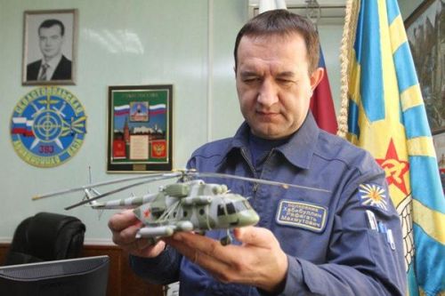 Phi công Ruafagat' Habibullin lái chiếc MI-25
