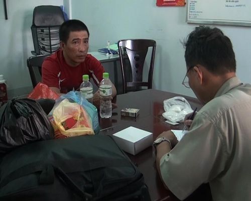 Đối tượng Nguyễn Văn Hà tại cơ quan điều tra BĐBP TP Đà Nẵng. Ảnh: Bá Vĩnh