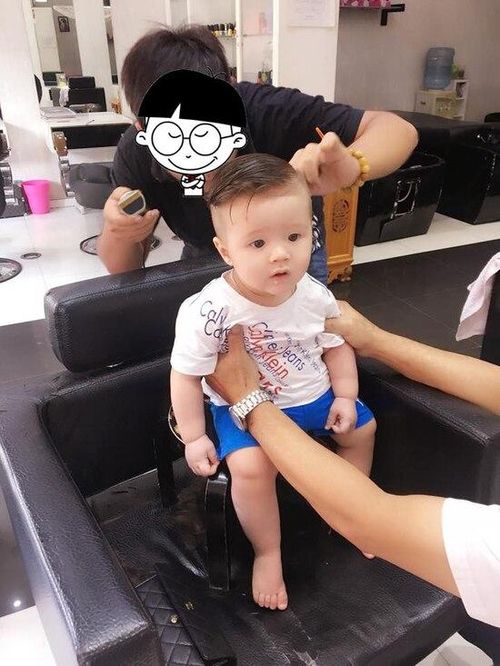 Đây là lần đầu tiên Túc Mạch cắt tóc nhưng mẹ Elly đã chọn ngay cho cậu bé kiểu tóc uncut thời thượng chuẩn soái ca.