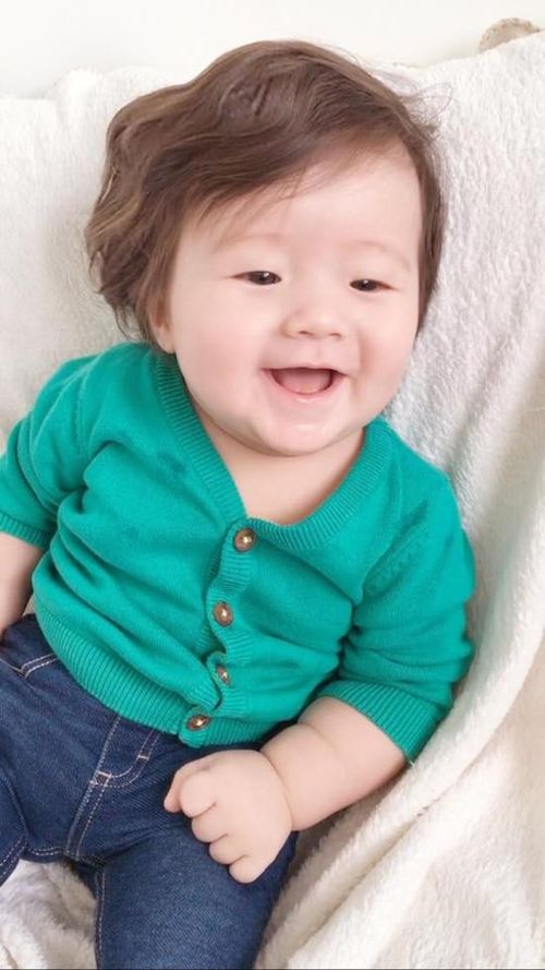 Khi mới chào đời, Túc Mạch được 3 kg. Hiện tại cậu bé đã có thân hình bụ bẫm nhờ vào bàn tay chăm sóc khéo léo của mẹ Elly Trần.