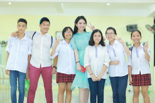 Người đẹp nhận được sự yêu mến của các em học sinh bởi sự thân thiện và dễ mến.
