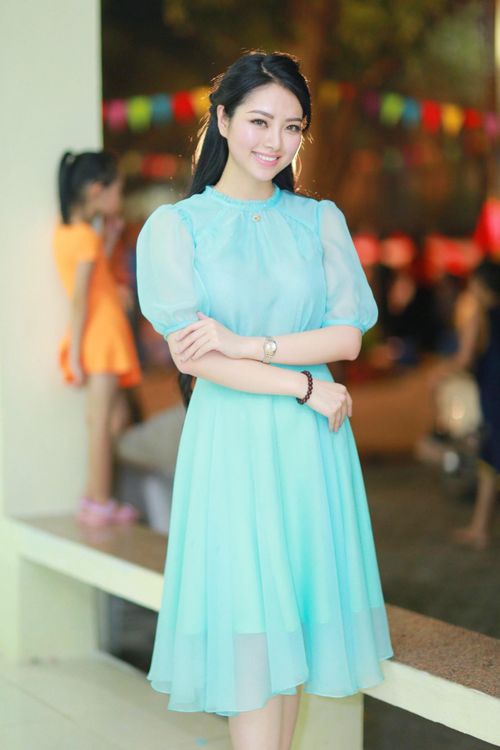 Đến vui Trung thu cùng các em học sinh trường Nguyễn Đình Chiểu, Hoa hậu các dân tộc Việt Nam 2013 Ngọc Anh diện chiếc váy xanh đẹp dịu dàng.