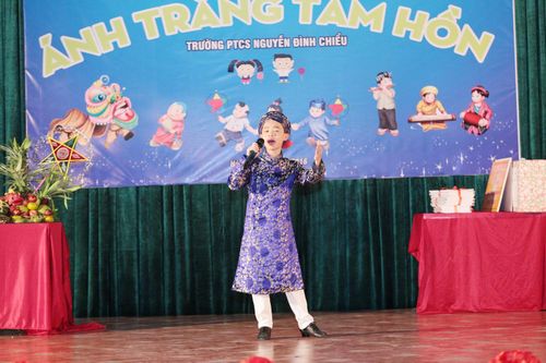 Điểm nhấn của đêm hội “Ánh trăng tâm hồn” là những tiết mục văn nghệ đặc sắc đến từ Thùy Anh - Quán quân Nhí tài năng 2015, Bảo Minh – học sinh trường Nguyễn Đình Chiểu đồng thời là thí sinh của chương trình Nhí tài năng 2016.