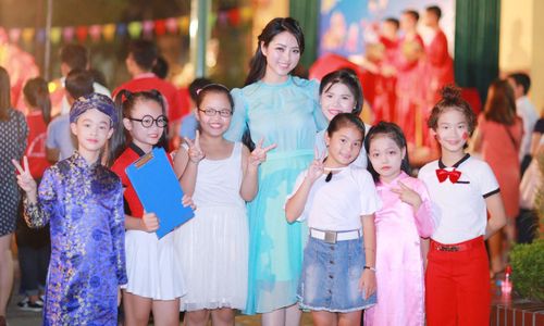 Được biết, đây là chương trình Trung thu thường niên mang ý nghĩa sâu sắc “Tương thân tương ái” dành tặng cho các em nhỏ khiếm thị tại trường Nguyễn Đình Chiểu.