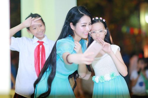 Các em học sinh vô cùng thích thú khi được chụp ảnh cùng hoa hậu, và nhiều bạn đã đến xin chữ ký của “chị Hằng” xinh đẹp Ngọc Anh.