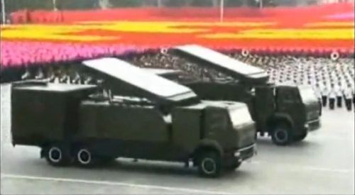 Bệ phóng và đài radar mạng pha của tổ hợp KN-06 lần đầu tiên xuất hiện trong cuộc duyệt binh năm 2010 đã ngay lập tức khiến thế giới đặt dấu hỏi lớn về loại vũ khí mới này.