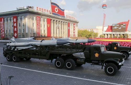 Một trong những hệ thống vũ khí phòng không đáng gờm nhất của Triều Tiên là tổ hợp tên lửa đất đối không tầm xa chiến lược S-200 (NATO định danh là SA-5) có tầm bắn lên tới 200-300km, độ cao tác chiến 20-30km thừa sức bắn hạ mọi máy bay ném bom bay cao nhất của Mỹ.