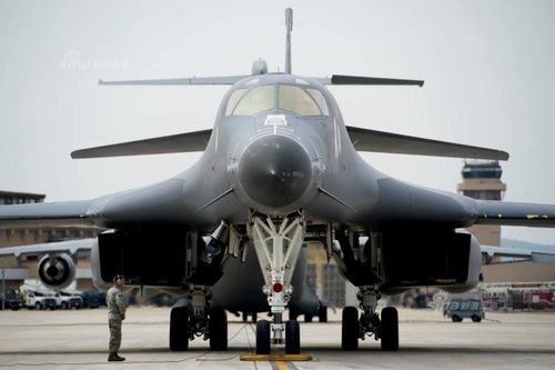 Máy bay ném bom B-1B có thể đi từ đảo Guam ở tây Thái Bình Dương tới bán đảo Triều Tiên chỉ trong hai giờ. Đây là một trong ba máy bay ném bom tầm xa chiến lược của quân đội Mỹ, bên cạnh B-52 và B-2 Spirit.