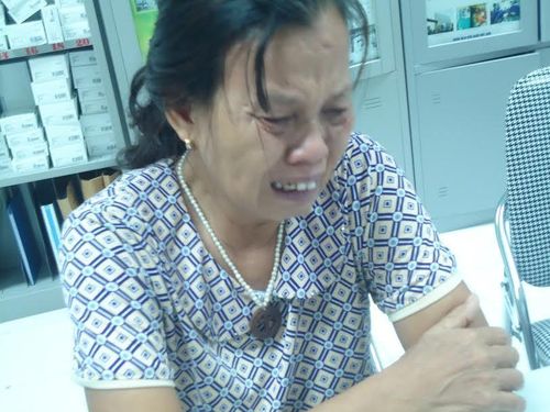 Thương con, bà Hòa chỉ biết khóc bởi hoàn cảnh gia đình quá nghèo