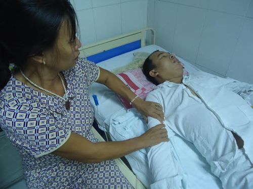 Mặc du bị thoát vị đĩa đệm nhưng bà Hòa vẫn gồng mình chăm sóc con trong viện