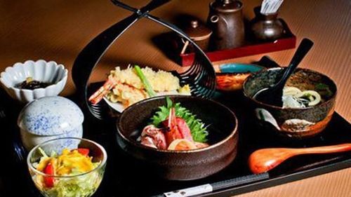 Bữa sáng của người Nhật khá thú vị và cầu kì. Người Nhật thường ăn cơm thay bánh mì vào bữa sáng, dùng mỳ vào bữa trưa và cuối cùng là một bữa tối vừa đủ no với thực đơn luôn được thay đổi liên tục.