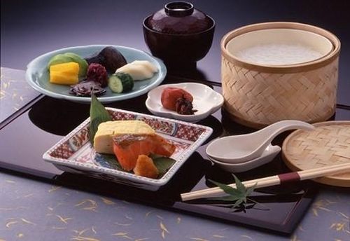 Thực đơn bữa sáng ở Nhật không thể thiếu cơm trắng, kèm theo đó là những món ăn phức tạp và kì công như súp miso trộn rong biển và đậu phụ, thỉnh thoảng ăn kèm với món trứng cuộn, cá basa nướng và một số món rau củ khác