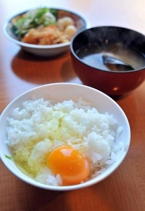 Một nét độc đáo khác, một bát cơm trắng ở Nhật có thể được ăn kèm với lòng đỏ trứng gà sống. Với họ, cách ăn này mạng lại hàm lượng dinh dưỡng cao cho cơ thể vào mỗi buổi sáng