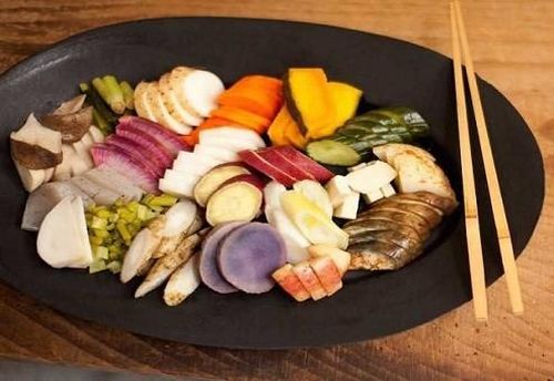 Dù là bữa sáng nhưng người Nhật cũng đòi hỏi rất cao trong việc bày trí món ăn. Một đĩa rau củ quả phải đầy đủ các vị và có nhiều màu sắc. Họ luôn ưu tiên rau củ hữu cơ và tất cả phải được ngâm qua giấm trước khi mang lên bàn ăn.