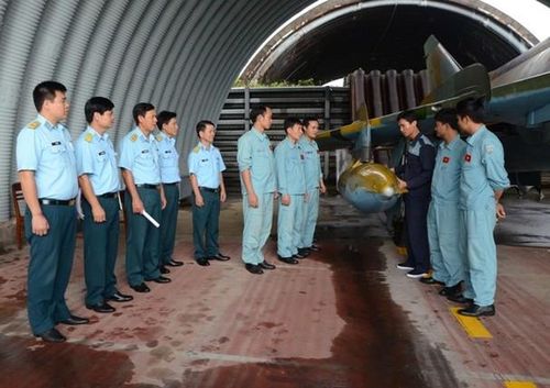 Ngoài ra, Sukhoi cũng đề xuất một giải pháp khác là dùng radar gắn ngoài Komar-17, tương tự như radar Kopyo-25 lắp đặt trên Su-25TM. Đây là 2 phương án giúp cho Su-22 có thể độc lập mang tên lửa đối hạm, nhưng chúng đều phải do Sukhoi thực hiện, ngoài 2 dự án trên hiện không có một gói nâng cấp nào khác cung cấp radar dẫn bắn cho Su-22. Ảnh PK-KQ.