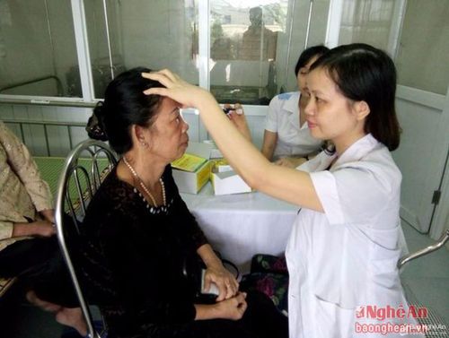 Bác sỹ bệnh viện Hữu nghị đa khoa Nghệ An khám mắt cho người cao tuổi huyện Tân Kỳ.