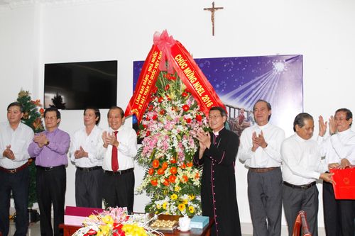 Phó Thủ tướng Thường trực Trương Hòa Bình thăm Tòa Giám mục Mỹ Tho. Ảnh: VGP/Lê Sơn