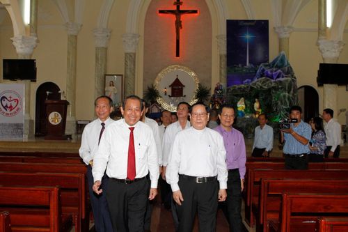 Phó Thủ tướng Thường trực Trương Hòa Bình thăm giáo sứ Thánh Giuse Lao Công. Ảnh: VGP/Lê Sơn